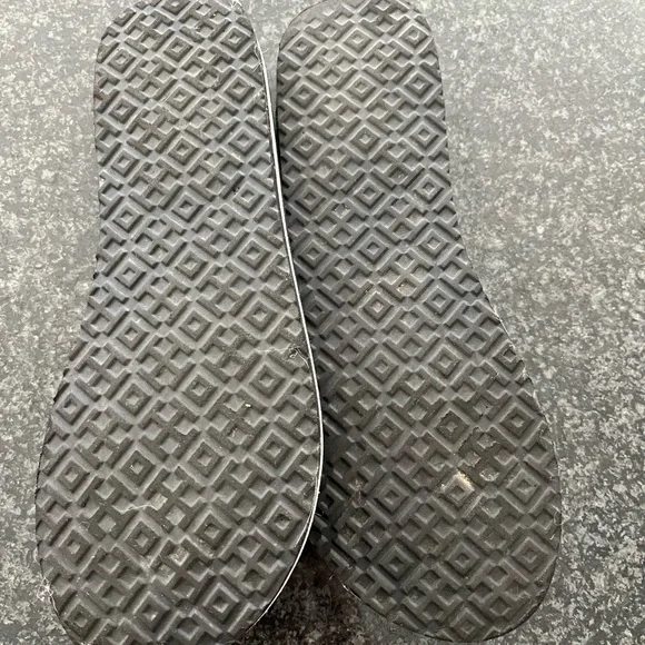 Tory Burch Black Flip Flops Size 7 EUC - Picture 4 of 5